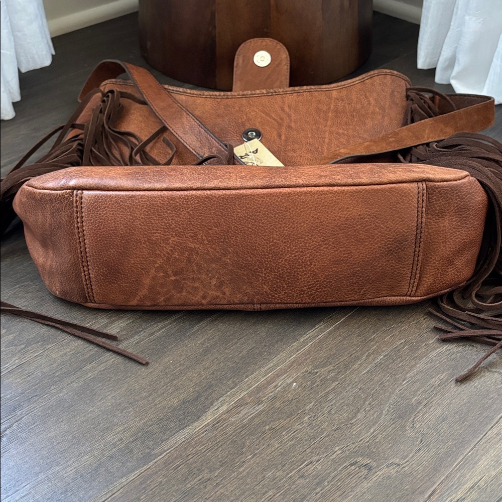Ariat Betsy Shoulder Bag,distressed leather,fringe,snap top,concho, zip pocket - Picture 11 of 13